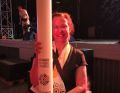 Daniela Zitt trägt die große Kerze im Anschluss über die Hohenzollernbrücke in den Dom. (Bild: Vera Heinz)