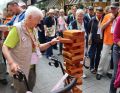 Jung und Alt haben Spaß an den Spielen. 